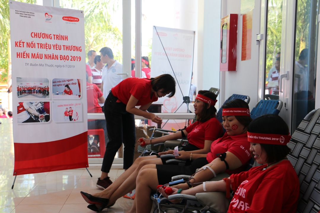 Những tình nguyện viên của Công ty BHNT Dai-ichi Việt Nam thực hiện nghĩa cử cao đẹp hiến máu cứu người.
