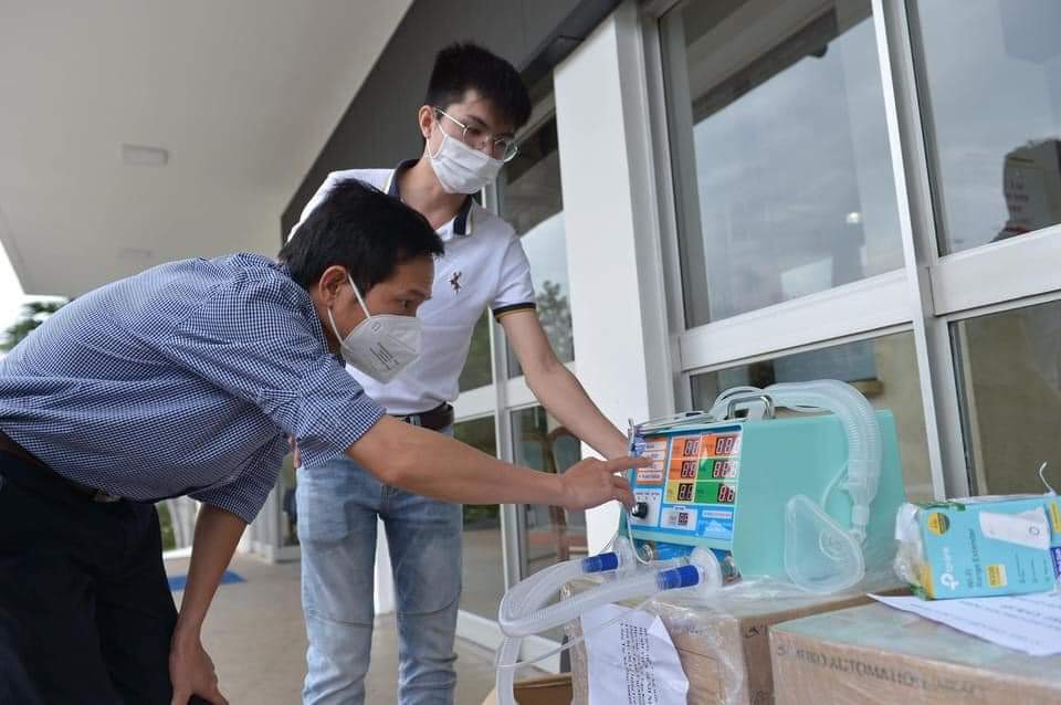 Những chiếc máy thở từ nhóm thiện nguyện Hạt Vừng trao tặng cho Bệnh viên Nhiệt đới TP. Hồ Chí Minh