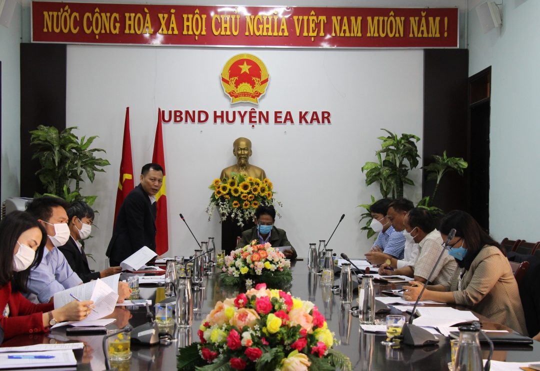 Ông Trần Thiện Tuấn Giám đốc BHXH huyện Ea Kar phát biểu tại hội nghị trực tuyến.