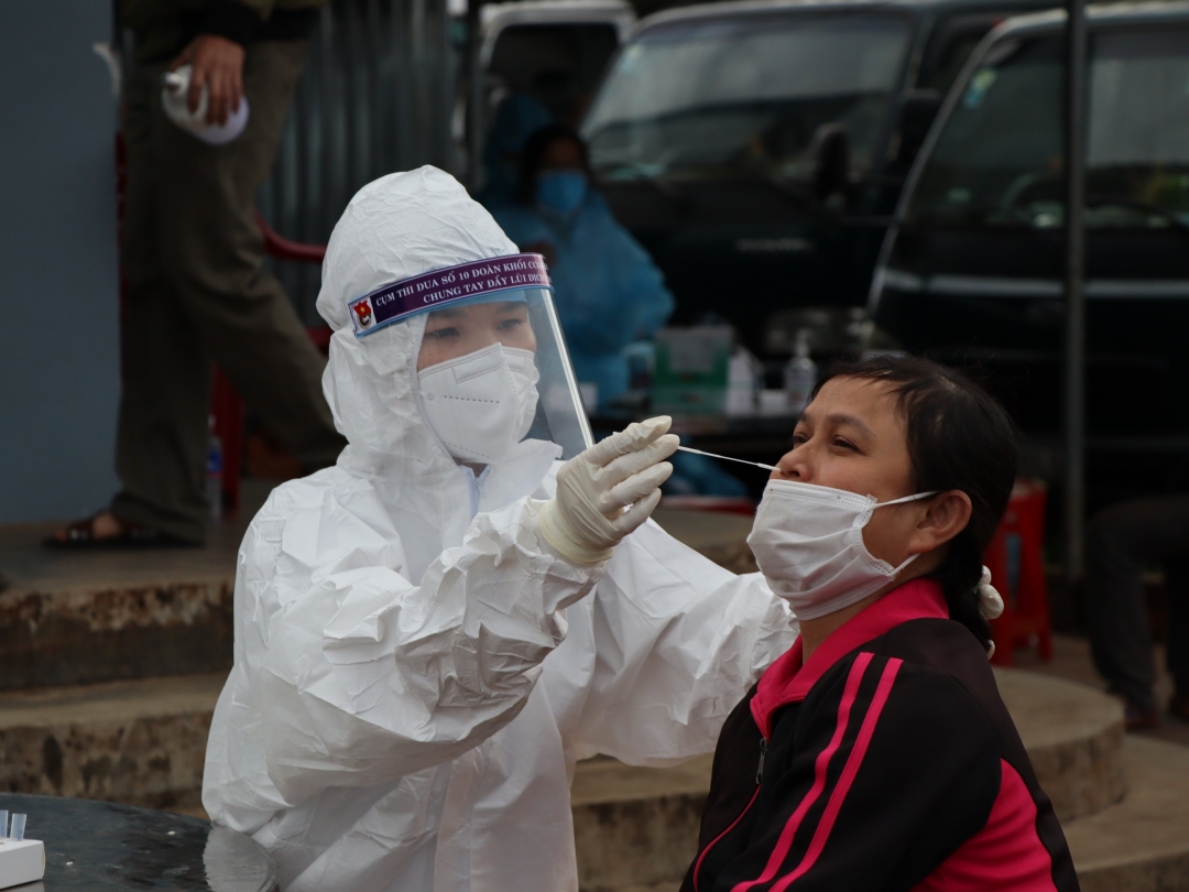 Nhân viên y tế lấy mẫu xét nghiệm SARS-CoV-2 cho tiểu thương chợ đầu mối Tân Hòa, phường Tân Hòa (TP. Buôn Ma Thuột).