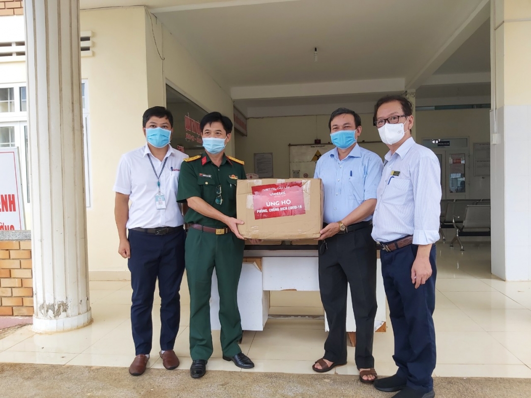 Đại diện Viettel Đắk Lắk tặng đồ bảo hộ cho đại diện Bệnh viện lao và bệnh phổi tỉnh.