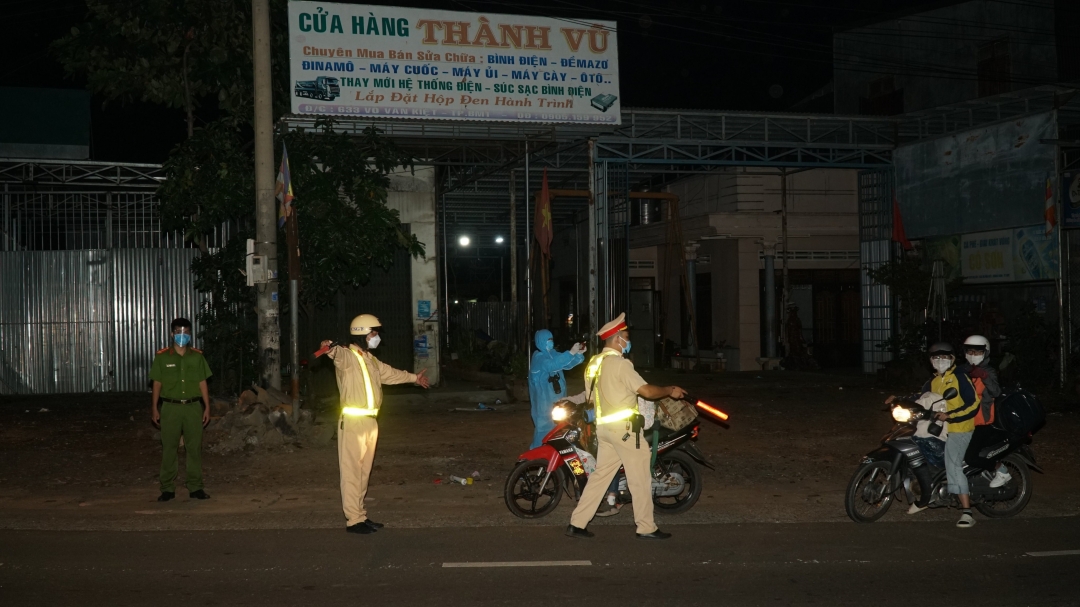 Cán bộ, chiến sĩ Phòng CSGT Công an tỉnh hướng dẫn giao thông cho công dân trên Quốc lộ 14 đoạn qua phường Khánh Xuân (TP. Buôn Ma Thuột).