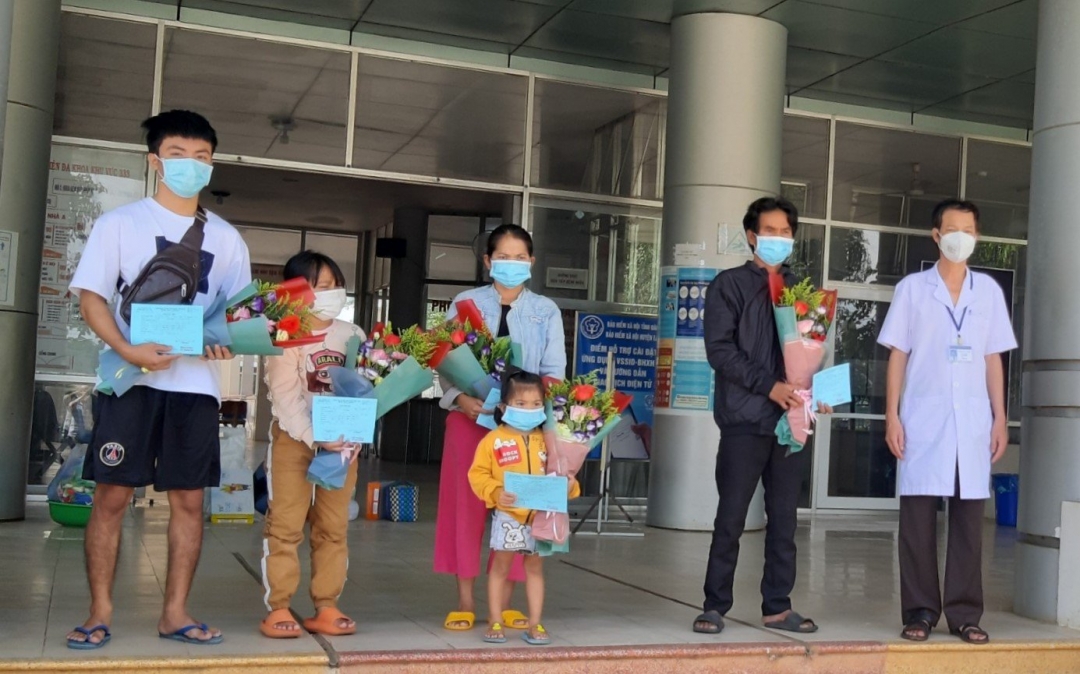 Lãnh đạo Bệnh viện Đa khoa khu vực 333 (huyện Ea Kar) tặng hoa và trao giấy ra viện cho các bệnh nhân.