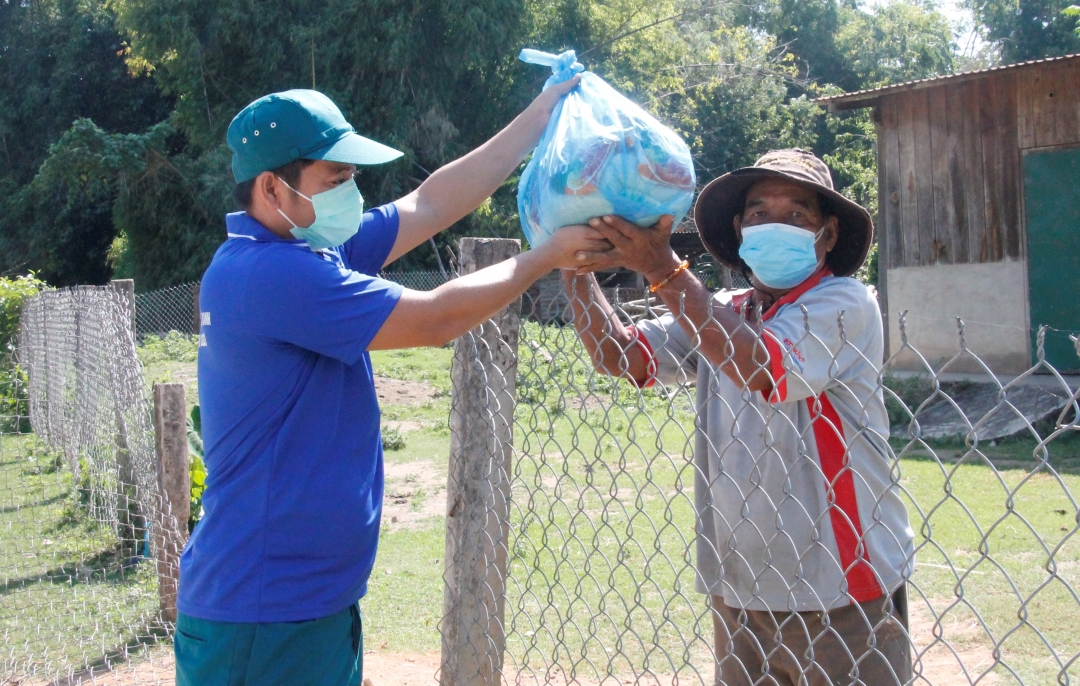 Đoàn viên thanh niên xã Đắk Liêng (huyện Lắk) trao gạo và nhu yếu phẩm cho người khu vực dân phong tỏa do dịch COVID-19. (Ảnh minh họa).