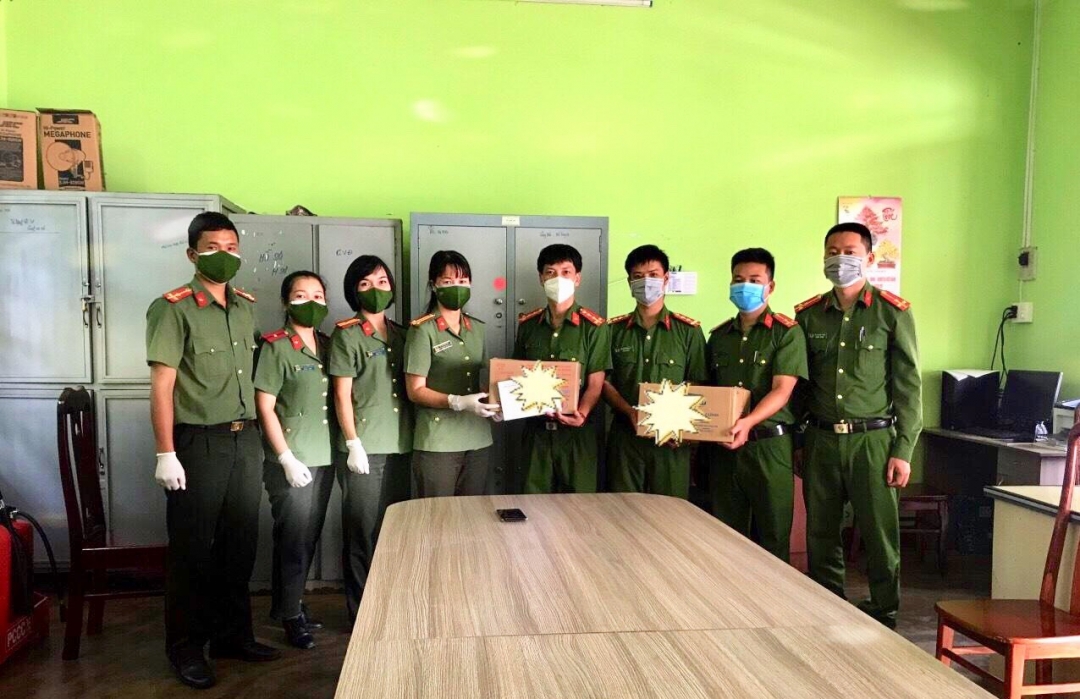Lãnh đạo Công an thị xã Buôn Hồ tặng quà các chiến sĩ đang làm nhiệm vụ tại khu cách ly xã Bình Thuận
