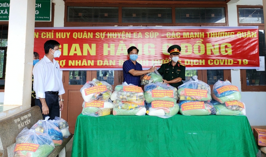 Lãnh đạo Ban Chỉ huy Quân sự huyện trao quà hỗ trợ các gia đình khó khăn tại xã Cư Kbang 