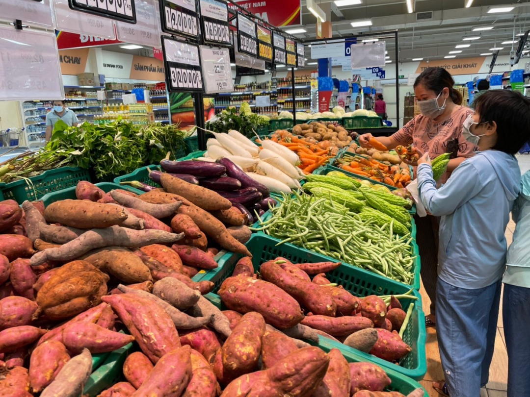 Người dân chọn mua hàng hóa tại siêu thị Co.opmart Cư Mgar