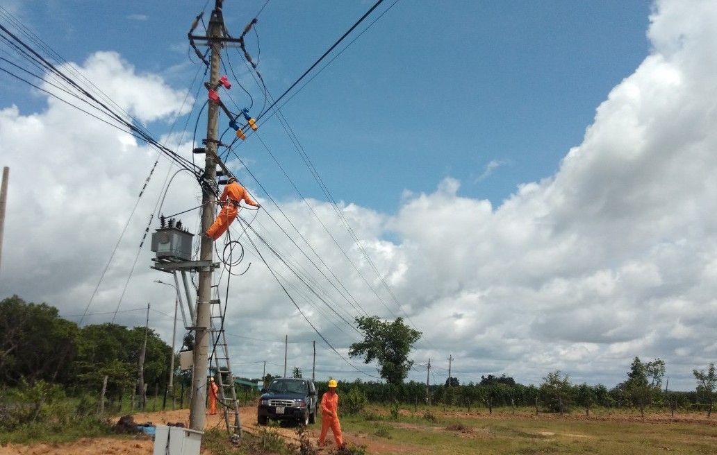 Công nhân Điện lực Ea Súp thi công kéo điện cho cụm dân cư thôn 5, thị trấn Ea Súp
