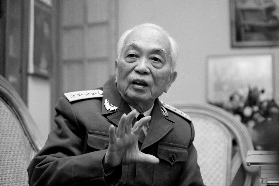 Đại tướng Võ Nguyên Giáp đang trao đổi với các phóng viên báo chí tại 30 Hoàng Diệu ngày 28-12-1999 - Ảnh: NGUYỄN ĐÌNH TOÁN