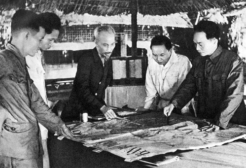 Tại căn cứ Việt Bắc, Hồ Chủ tịch, Tướng Giáp và lãnh đạo Đảng quyết định mở chiến dịch Điện Biên Phủ vào năm 1953. Ảnh: TTXVN