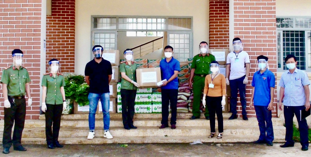 Đoàn công tác trao tặng quà cho đại diện chính quyền địa phương xã Cư Bao, thị xã Buôn Hồ