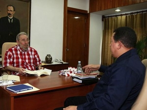 Lãnh tụ Cuba Fidel Castro tiếp Tổng thống Venezuela Hugo Chavez. (Nguồn: Reuters)