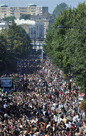 Khách xem lễ hội chen chân nhau trên con phố Notting Hill. Ảnh: AFP.