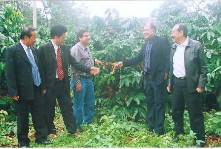 Cà phê là một loại cây công nghiệp mũi nhọn đã mang lại nhiều lợi ích kinh tế cho Dak Lak. Trong ảnh: Khách quốc tế đến tham quan mô hình sản xuất cà phê theo hướng phát triển bền vững tại Công ty Cà phê Thắng Lợi. (Ảnh: Lê Ngọc)