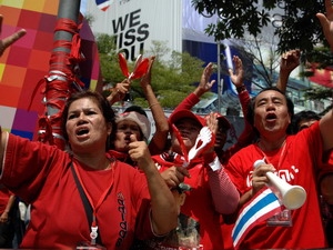 Chính phủ Thái Lan đã ban bố tình trạng khẩn cấp nhằm đối phó với các cuộc biểu tình của phong trào 