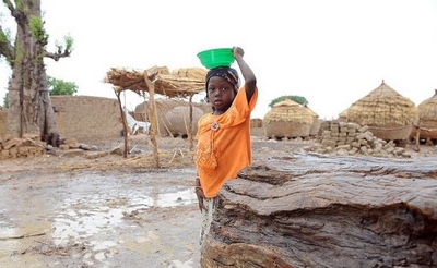 Tổ chức Các bác sỹ không biên giới (MSF) vừa cho hay nhiễm độc chì đã khiến hơn 400 em nhỏ dưới 5 tuổi thiệt mạng trong vòng 6 tháng qua ở nhiều làng tại bang Zamfara, Nigeria. Khu vực được cho là “thiên đường” khai thác vàng trái phép. Chất thải từ các mỏ đã ngấm vào đất và nguồn nước.