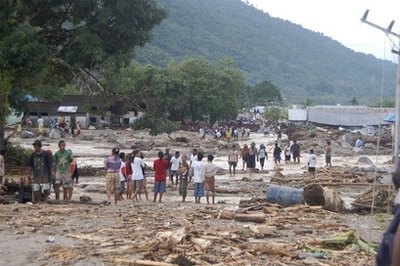 Cư dân tụ tập xem thiệt hại do lũ lụt gây ra ở Wasior, tỉnh Papua, Indonesia, vào thứ Ba, 5.10
