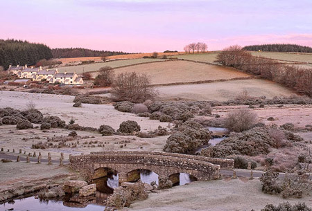 Cây cầu bắc qua sông Dart ở Bellever, Dartmoor, Devon - Colin Grace
