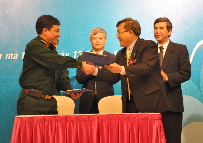 Đại diện Sở GD&ĐT và Chi nhánh Viettel Dak Lak ký kết biên bản bàn giao