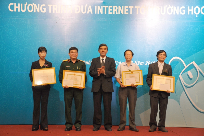 Đồng chí Hoàng Trọng Hải và những tập thể có nhiều đóng góp cho chương trình đưa Internet vào trường học