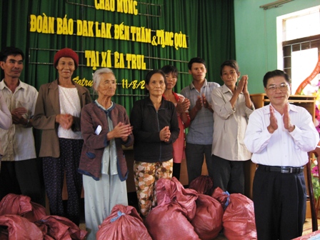 Đại diện Báo Dak Lak trao quà cho đồng bào nghèo trong Chương trình "Chung tay vì cộng đồng". (Ảnh: Lan Anh)