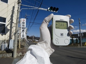 Nhân viên Tổ chức Hòa bình Xanh đo độ phóng xạ tại Iitate, tỉnh Fukushima, ngày 27-3 đã vượt xa mức an toàn cho phép. Ảnh: AFP/TTXVN