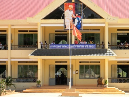 Trường PTCS Cư Drăm, huyện Krông Bông vừa được xây dựng mới trong năm học 2009-2010 với 12 phòng chỉ đủ nhu cầu dạy và học. Còn các phòng chức năng (vi tính, thư viện, chuyên môn...) vẫn không còn nơi để bố trí.