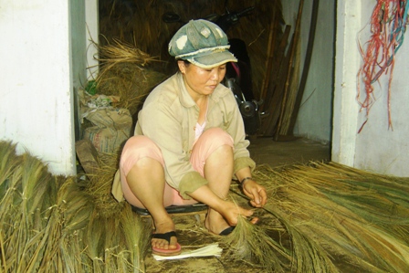 Bà Phạm Thị Thúy đang rẽ đót làm chổi.