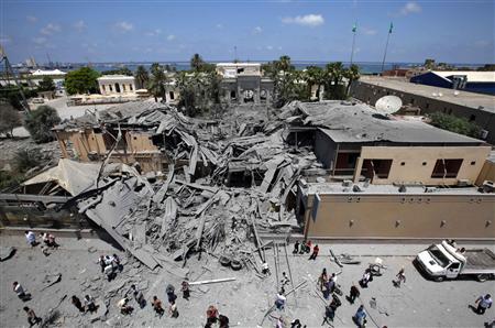 Một khách sạn tại thủ đô Tripoli bị trúng bom của NATO. Ảnh: Reuters