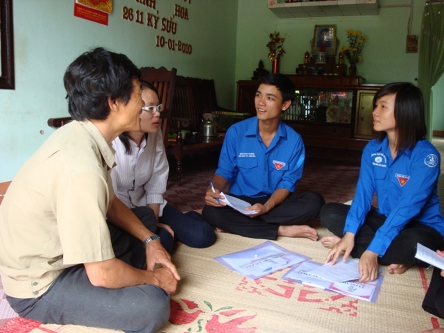 Sinh viên tình nguyện Trường Đại học Tây Nguyên đang trao đổi với chủ nhà trọ để hỗ trợ thí sinh.