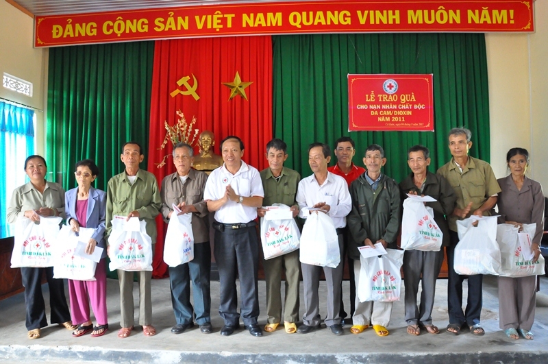 Đại diện Hội Chữ thập đỏ tỉnh thăm hỏi và tặng quà nạn nhân chất độc da cam ở huyện Cư Kuin