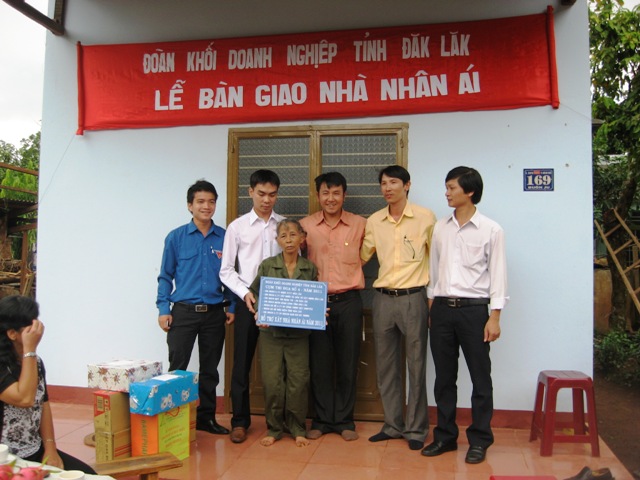 Niềm vui của cựu TNXP Đinh Thị Tâm (xã Ea Tu, TP. Buôn Ma Thuột) khi được ĐVTN Đoàn Khối Doanh nghiệp tỉnh tặng nhà nhân ái.