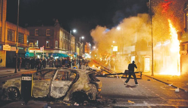 Nhiều cửa hàng bị đốt phá trong vụ bạo động.    (nguồn: Internet)