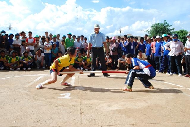 Bắn nỏ (ảnh bên) và đẩy gậy (ảnh dưới) là những môn thể thao thế mạnh của Krông Năng tại các kỳ Đại hội.