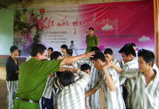Cán bộ quản giáo cùng tham gia với các phạm nhân trong trò chơi "Vòng tay yêu thương".