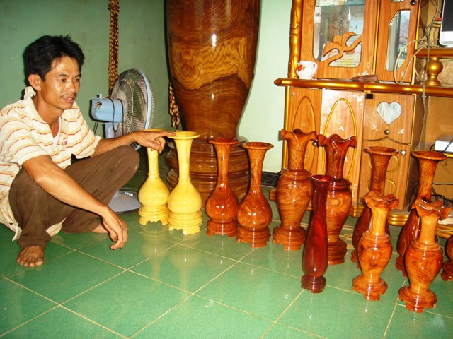 Lê Cảnh Thuận bên sản phẩm lục bình của mình.