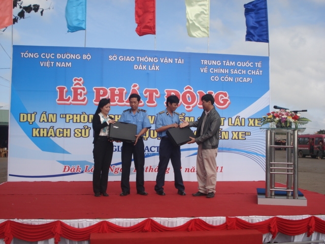Đơn vị tổ chức trao máy đo nồng độ cồn cho Thanh tra Giao thông tỉnh Dak Lak