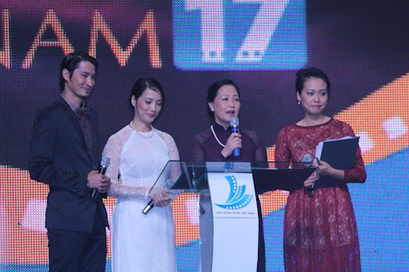 Bốn MC của chương trình cùng xuất hiện trên sân khấu trong phần cuối của lễ trao giải