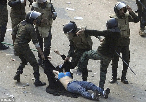 Bức ảnh tạo nên làn sóng phẫn nộ đối với quân đội Ai Cập