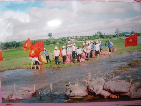 ĐVTN huyện Krông Bông ra quân tình nguyện “Bảo vệ dòng sông quê hương”.  