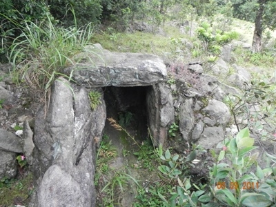                  Hầm  mộ đá Linh địa  cổ  Mẫu Sơn. Ảnh: T.L 