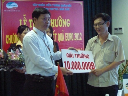 Giám đốc Viettel Dak Lak Trần Văn Thuân (bên trái) trao thưởng cho khách hàng