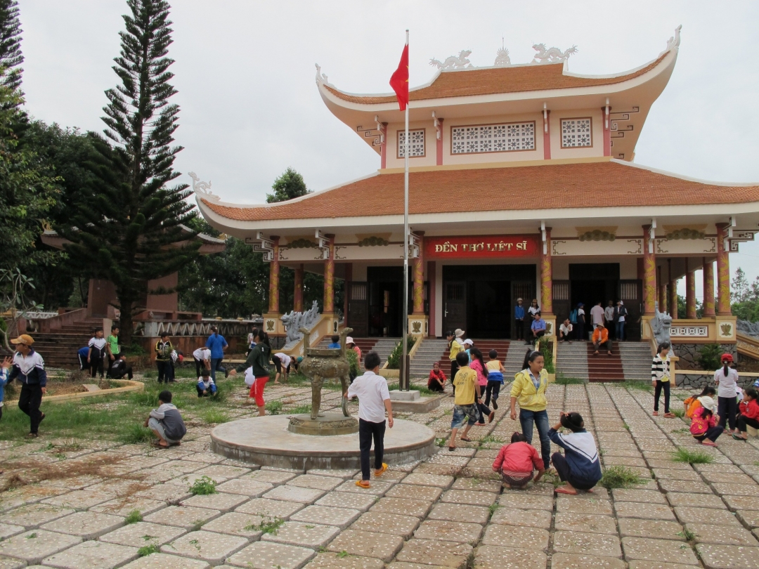 Thanh thiếu nhi  xã Hòa Thuận tham gia tổng vệ sinh và tôn tạo cảnh quan môi trường  xung quanh Đền thờ Liệt sĩ thôn Kiên Cường.