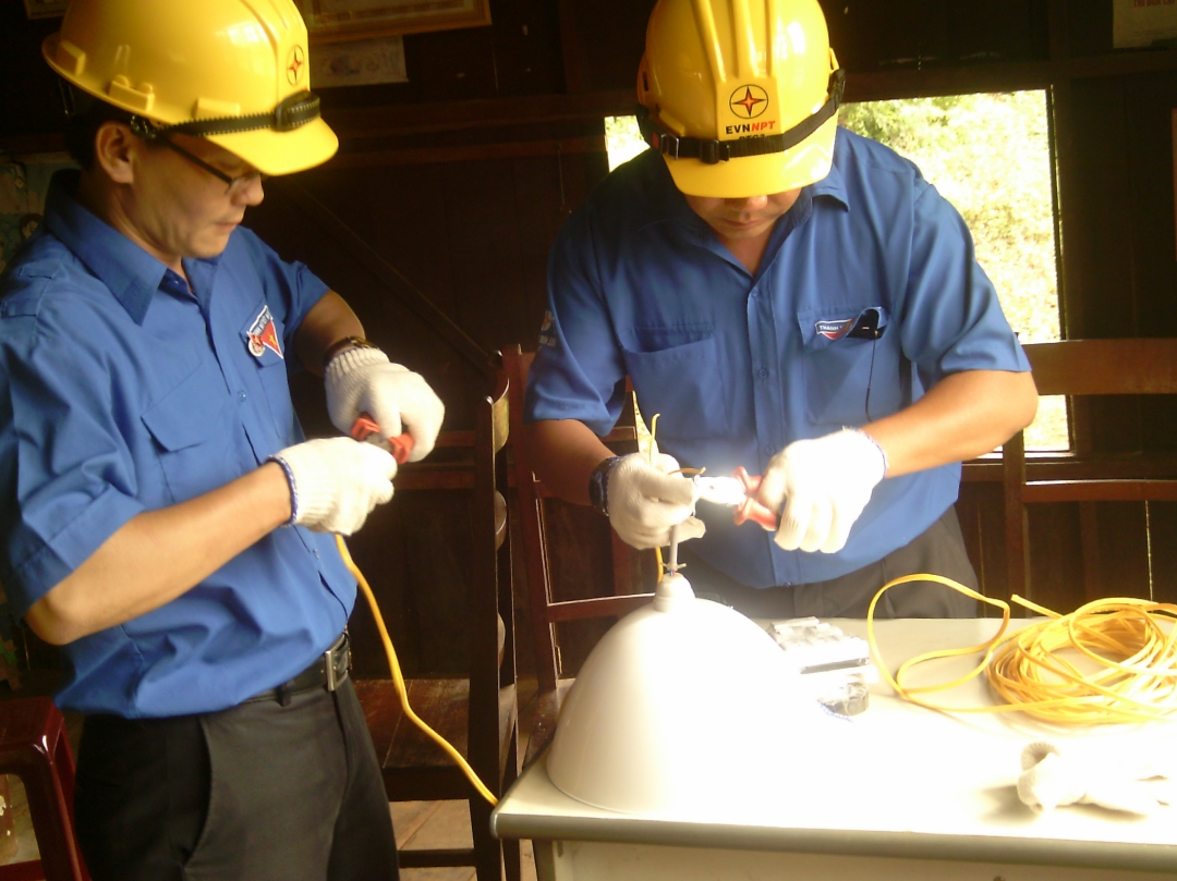Chi đoàn Truyền tải điện Dak Lak sửa chữa hệ thống điện giúp hộ nghèo  và gia đình chính sách.