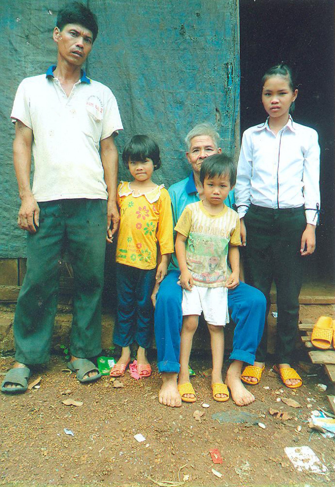 Anh Thanh cùng 3 đứa con  và người cha vợ. 