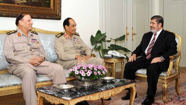 Tổng thống Ai Cập Morsi (áo đen) cùng hai tướng lĩnh bị sa thải