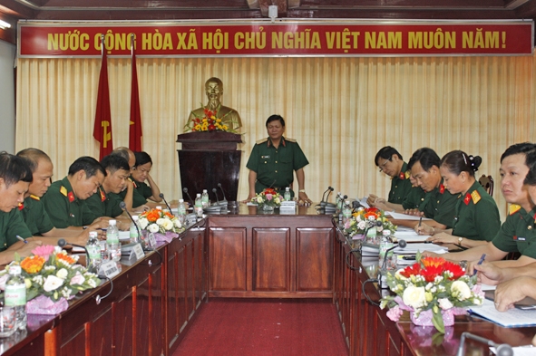 Thiếu tướng Lê Văn Hoàng, Phó chính ủy Quân khu phát biểu  chỉ đạo. 