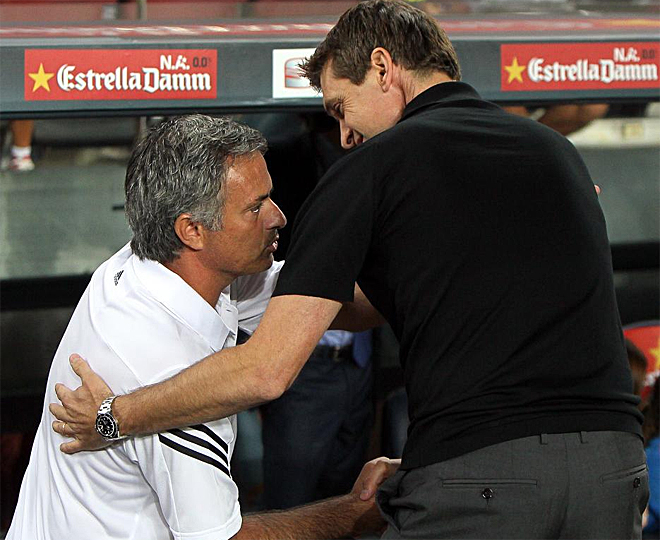 Trước khi trận đấu bắt đầu, HLV Tito Vilanova và Jose Mourinho đã trao nhau cái bắt tay rất thân thiện 