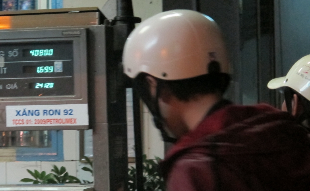 Người dân đổ xăng tại trạm xăng trên đường Đinh Tiên Hoàng, TP. Buôn Ma Thuột vào lúc 18 giờ 30 ngày 28-8