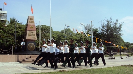 Nghi thức duyệt binh sau Lễ chào cờ ở Trường Sa.